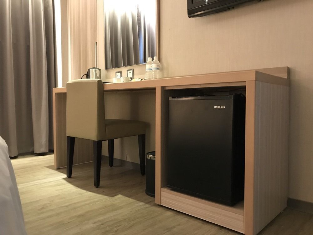 Smile 73 Hotel Тайчжун Экстерьер фото